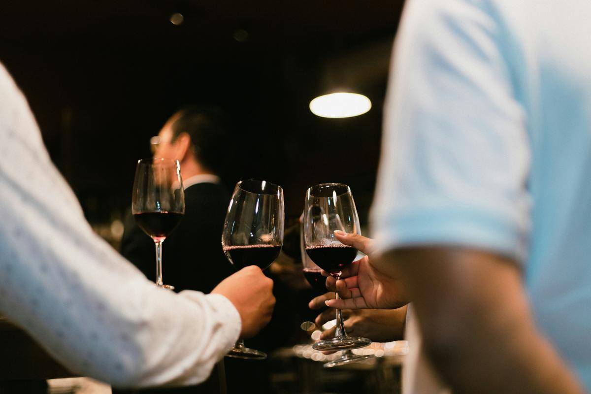 Sommelier (unsplash.com/@danhk111296)