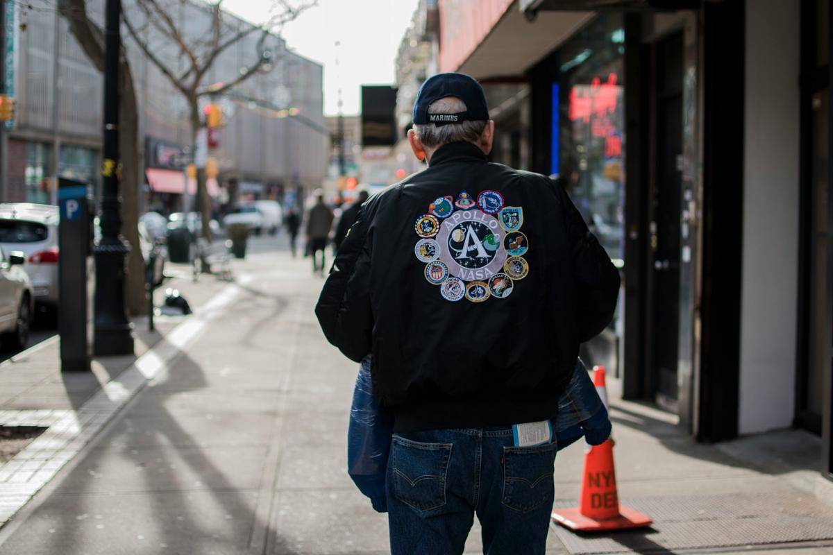 ilustrasi pria dengan jaket varsity (unsplash.com/Marcello Vercesi)