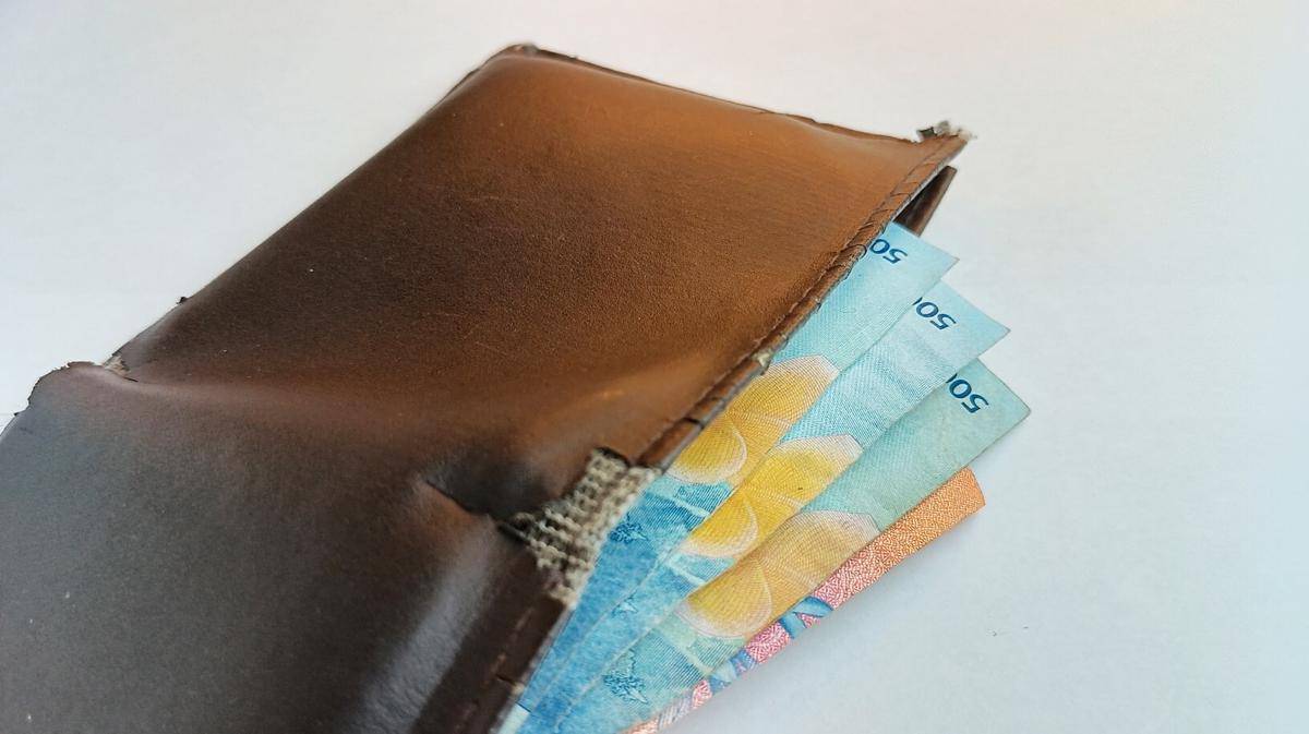 ilustrasi rupiah di dompet (vecteezy.com/Deni Prasetya)