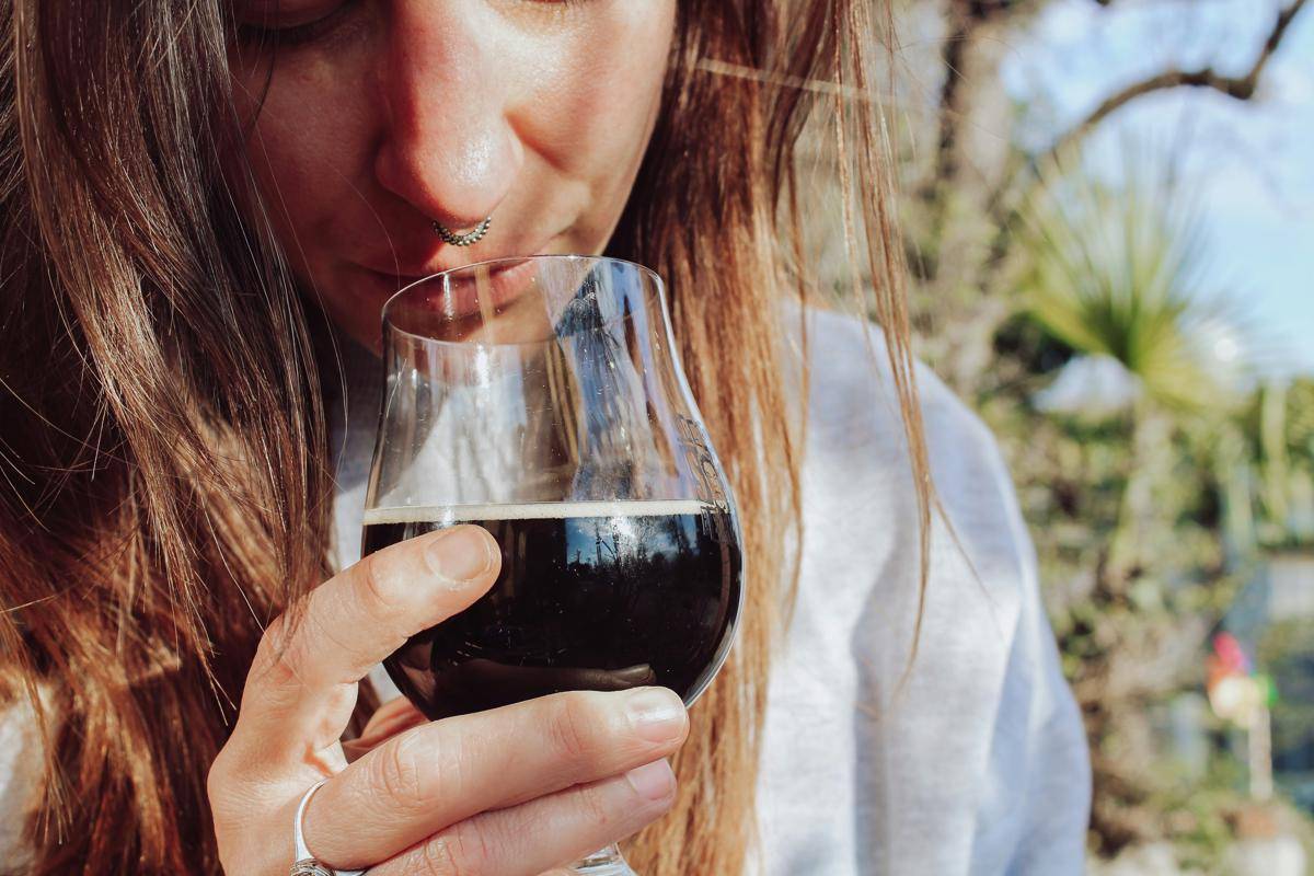 Sommelier (unsplash.com/@monicadiloxle)