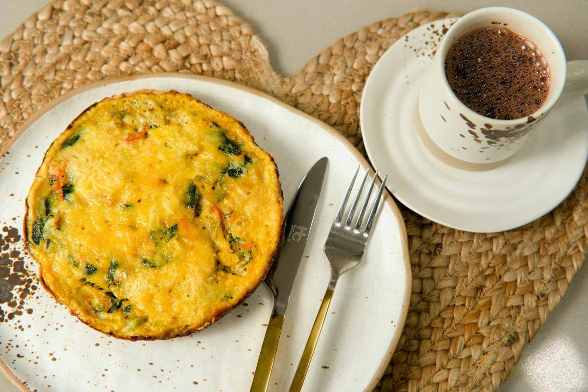 ilustrasi spinach mozzarella frittata untuk menu sarapan lezat (unsplash.com/nrd)