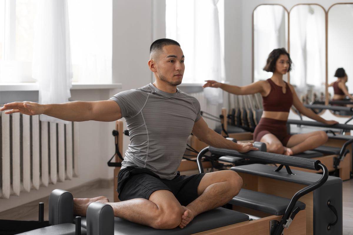 ilustrasi orang pilates (freepik.com/freepik) 