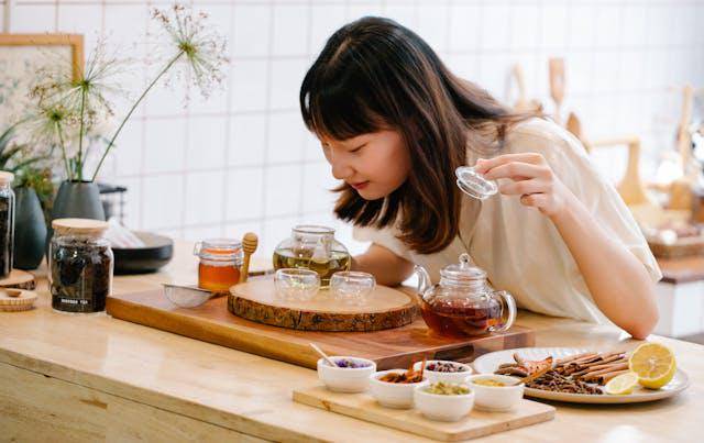 ilustrasi membuat cinnamon milk tea (pexels.com/Anna Pou)