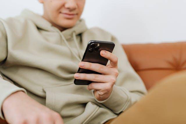 ilustrasi fashion item untuk smartphone besar (pexels.com/Photo By: Kaboompics.com) 