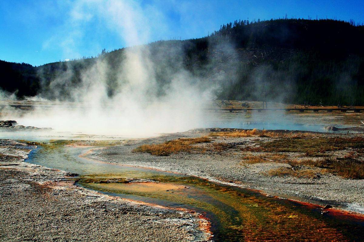 ilustrasi energi terbarukan geothermal