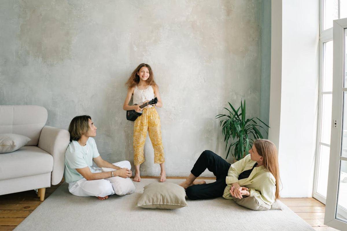 ilustrasi bermain musik bersama orang tua