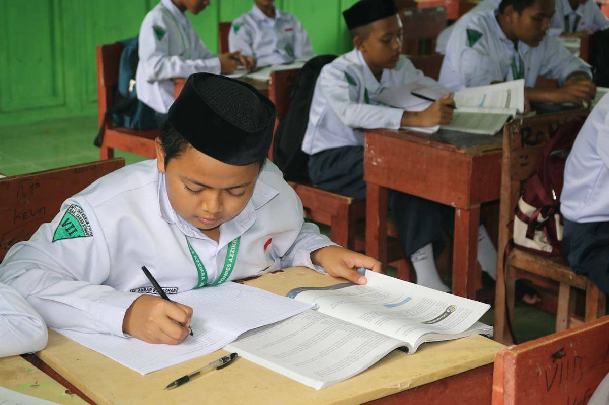 Ilustrasi siswa SD mengerjakan soal UTS (pexels.com/Muhaimin Abdul Aziz)