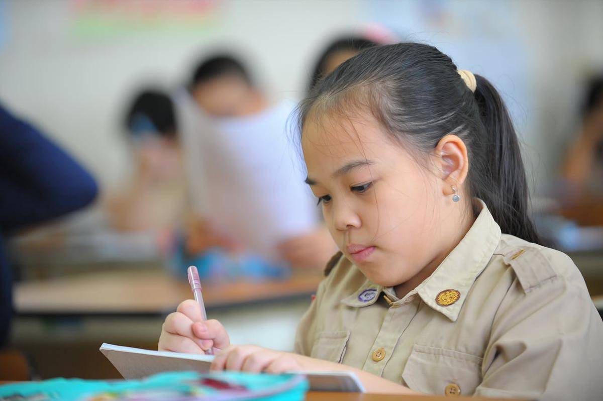 Ilustrasi siswa SD mengerjakan soal UTS (pexels.com/Nasirun Khan)