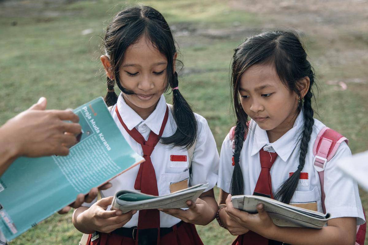 Ilustrasi siswa SD belajar soal UTS (pexels.com/ROMAN ODINTSOV)