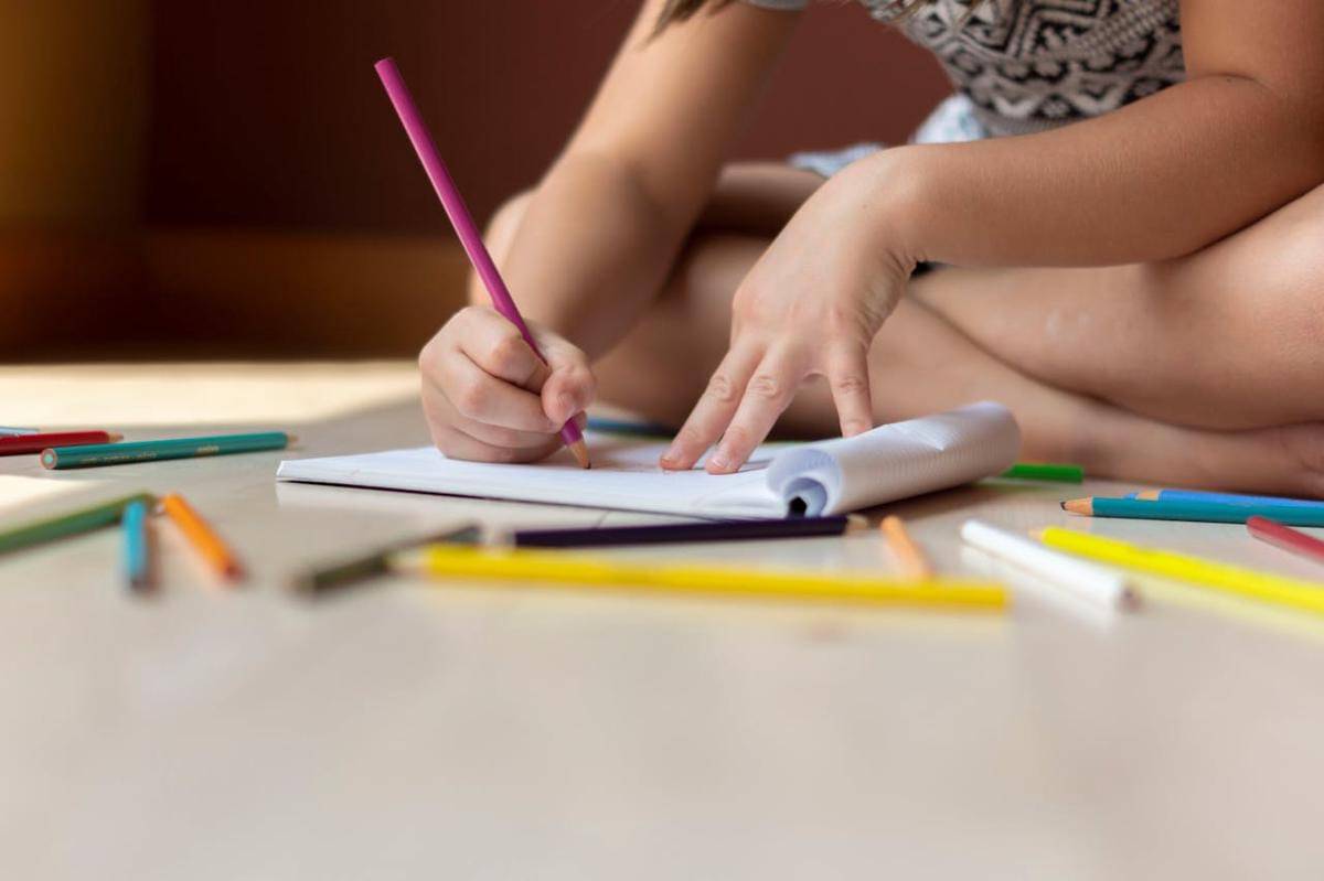 ilustrasi anak latihan menggambar 