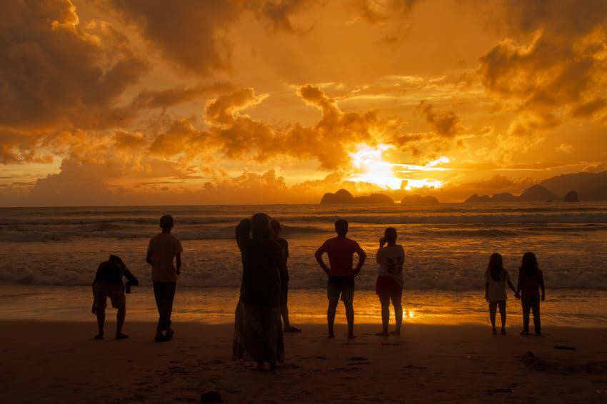 ilustrasi sunset di pantai (pexels.com/Zezen Zaenal Mutaqin)