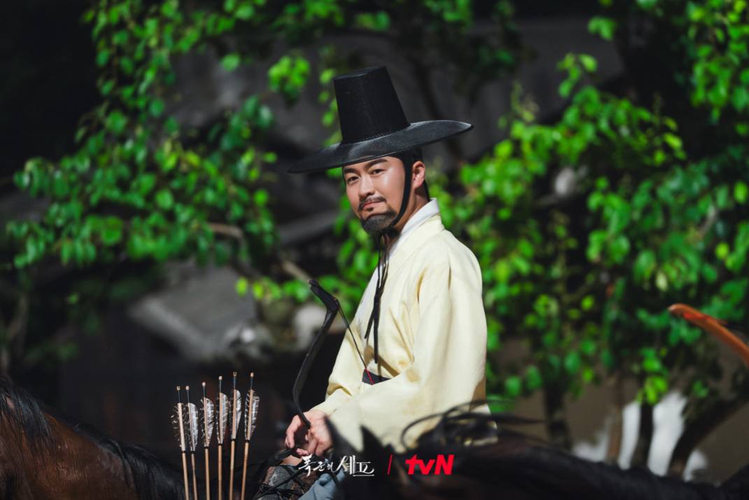 Oh Eui Shik di balik layar drama Bon Appetit, Your Majesty (dok. tvN/Bon Appetit, Your Majesty)