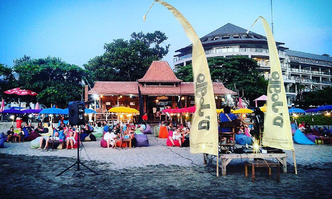D'Joglo Beach Cafe (instagram.com/djogloseminyakbali)