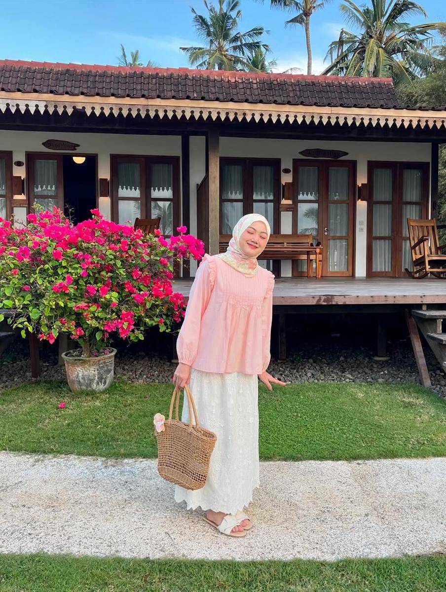 Gaya OOTD liburan ala Adinda Valda 