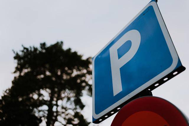 ilustrasi tanda parkir (unsplash.com/Stockholm Paris Studio)