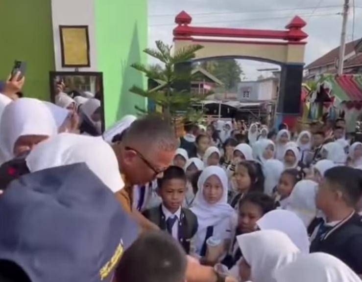 Kepsek SMPN 1 Prabumulih usai dicopot oleh Disdik Prabumulih viral di medsos (Instagram @lets.talkandenjoy)