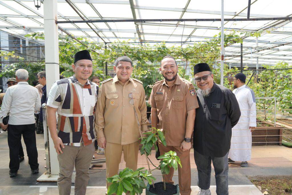 Wali Kota Makassar Munafri Arifuddin (kedua dari kiri) menghadiri peluncuran Gerakan Urban Farming Bukit Baruga. (Dok. Humas Pemkot Makassar)
