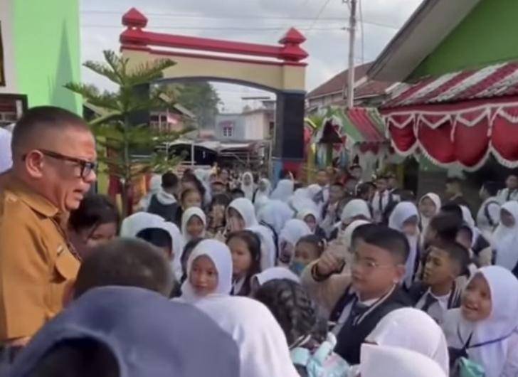 Kepsek SMPN 1 Prabumulih usai dicopot oleh Disdik Prabumulih viral di medsos (Instagram @lets.talkandenjoy)