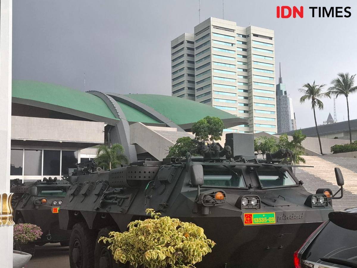 TNI menjaga ketat Gedung DPR RI. (IDN Times/Amir Faisol)