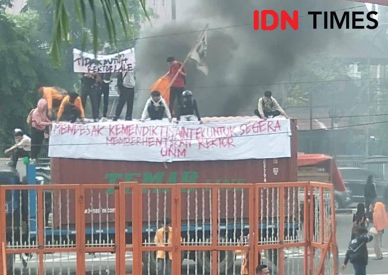 Puluhan mahasiswa Universitas Negeri Makassar (UNM) menggelar aksi unjuk rasa di depan kampusnya di Jalan AP Pettarani, Kecamatan Rappocini, Senin (15/9/2025). IDN Times/Darsil Yahya