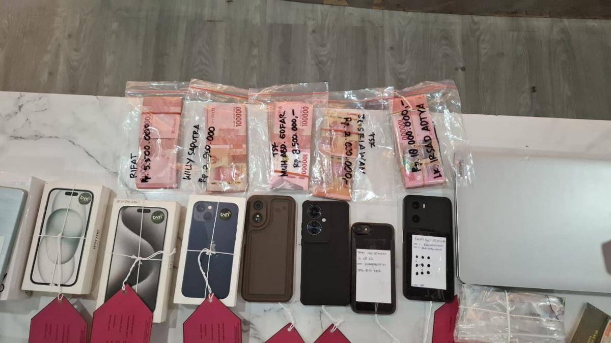 Barang bukti penjarahan saat ricuh unjuk rasa pada 29 Agustus 2025. (IDN Times/Darsil Yahya)