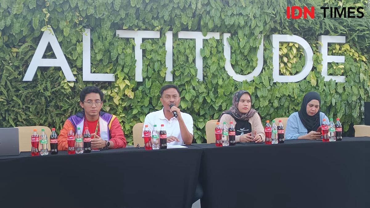 Direktur Utama PT Festival Delapan Indonesia, Sofyan Setiawan, memaparkan konsep F8 saat konferensi pers di di Rooftop Hyatt Place, Makassar, Selasa (16/9/2025). (IDN Times/Asrhawi Muin)