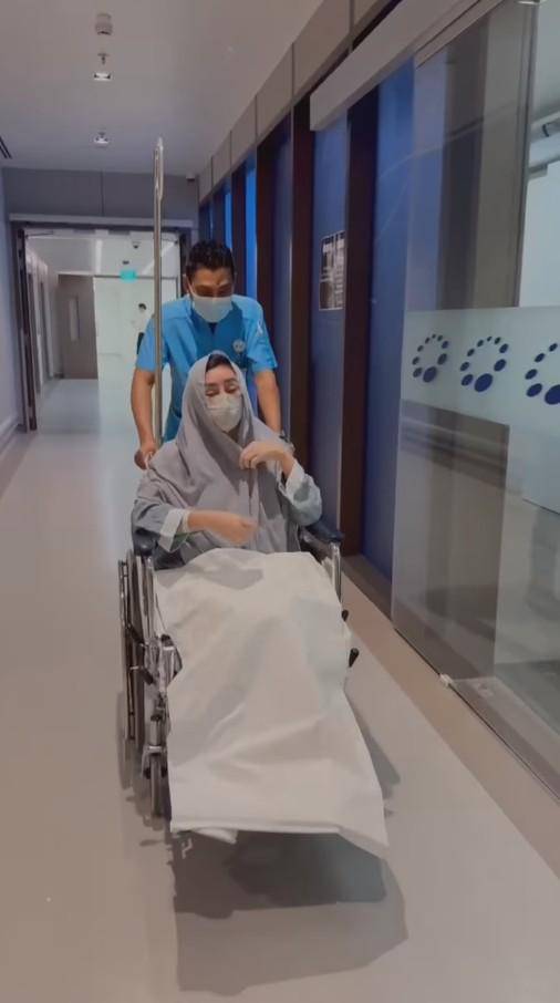 Potret kepulangan Amy Qanita sehabis dirawat di Rumah Sakit di Singapura