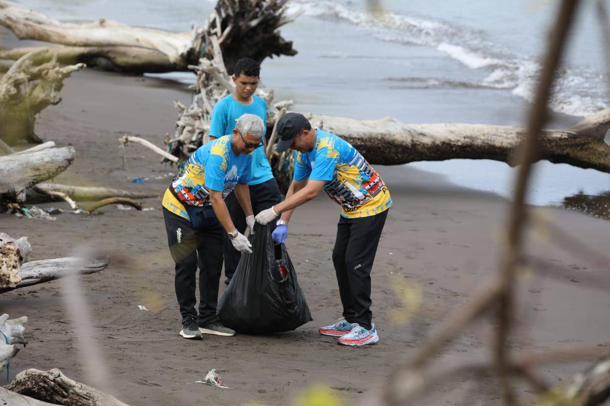 Poltekpar Makassar menggelar “Gerakan Wisata Bersih” menyambut World Tourism Day dan Dies Natalis.(Dok. Istimewa)
