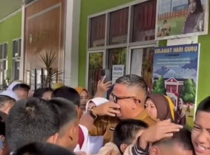 Kepsek SMPN 1 Prabumulih usai dicopot oleh Disdik Prabumulih viral di medsos (Instagram @lets.talkandenjoy)