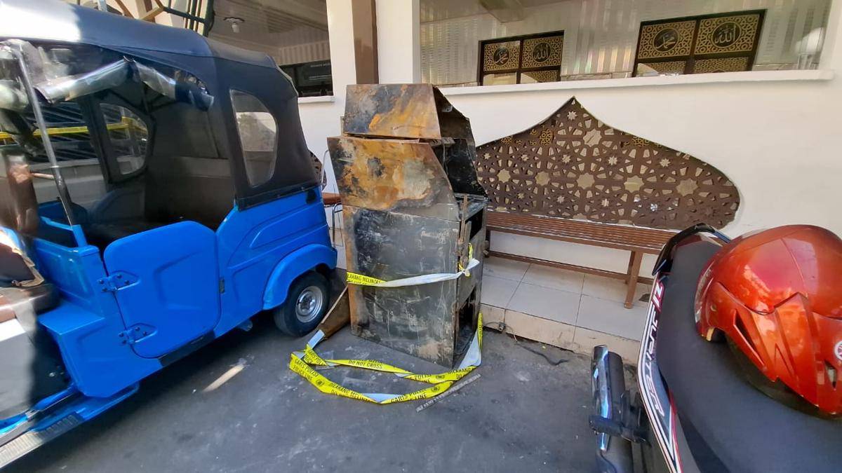 Barang bukti penjarahan mesin ATM di Kantor DPRD Makassar saat ricuh unjuk rasa pada 29 Agustus 2025. (IDN Times/Darsil Yahya)