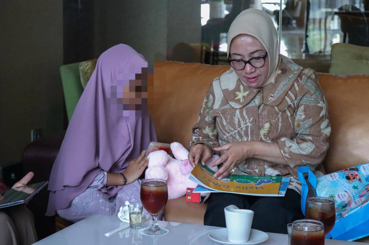 Menteri PPPA Arifah Fauzi menyambangi kembaran AMK anak korban kekerasan dan penelantaran di Kebayoran Lama yakni S di Jawa Timur (Dok. KemenPPPA)