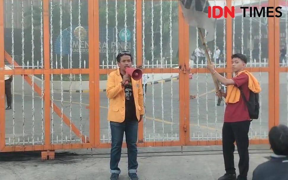 Puluhan mahasiswa Universitas Negeri Makassar (UNM) menggelar aksi unjuk rasa di depan kampusnya di Jalan AP Pettarani, Kecamatan Rappocini, Senin (15/9/2025). IDN Times/Darsil Yahya