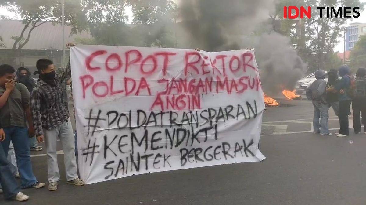 Puluhan mahasiswa Universitas Negeri Makassar (UNM) menggelar aksi unjuk rasa di depan kampusnya di Jalan AP Pettarani, Kecamatan Rappocini, Senin (15/9/2025). IDN Times/Darsil Yahya