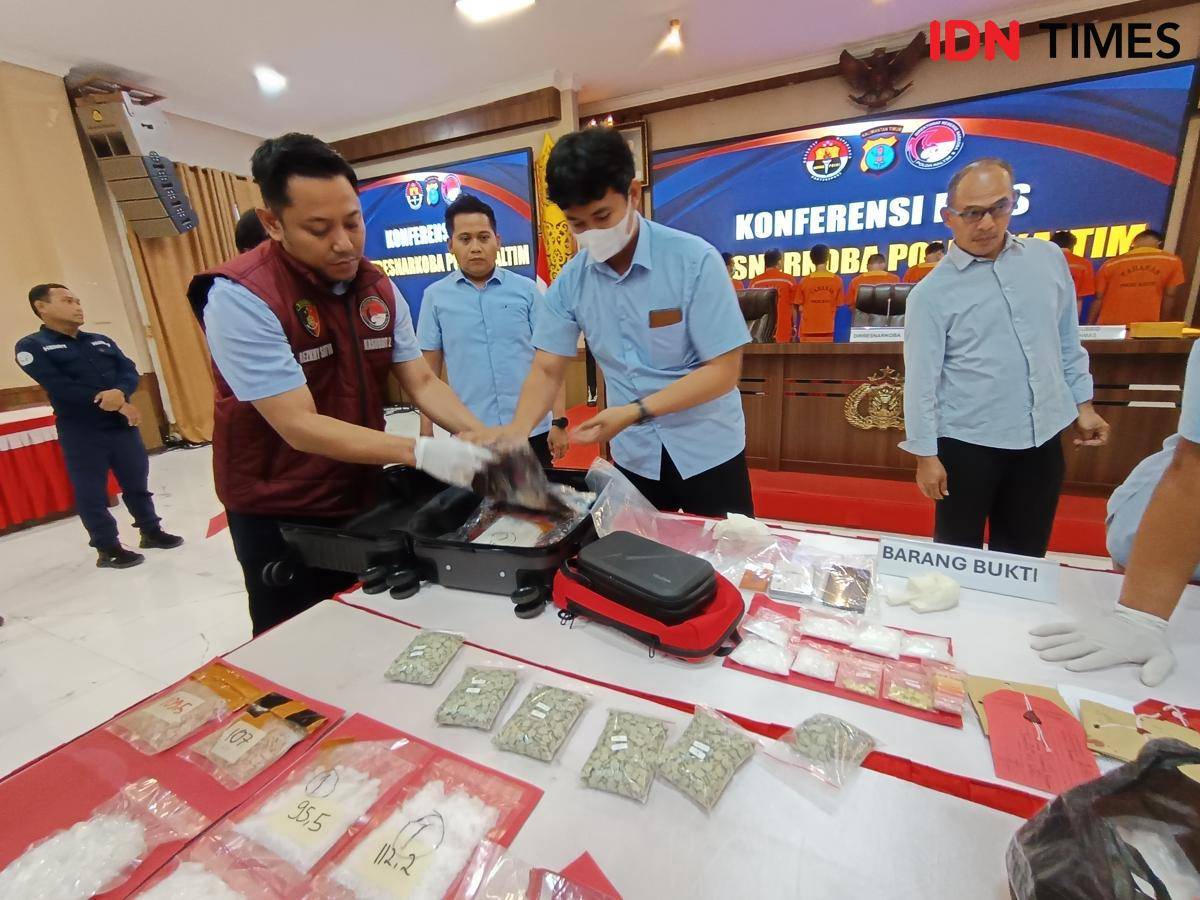 Polisi menunjukkan koper yang digunakan IF untuk membawa narkoba dari Sumatera Utara. 