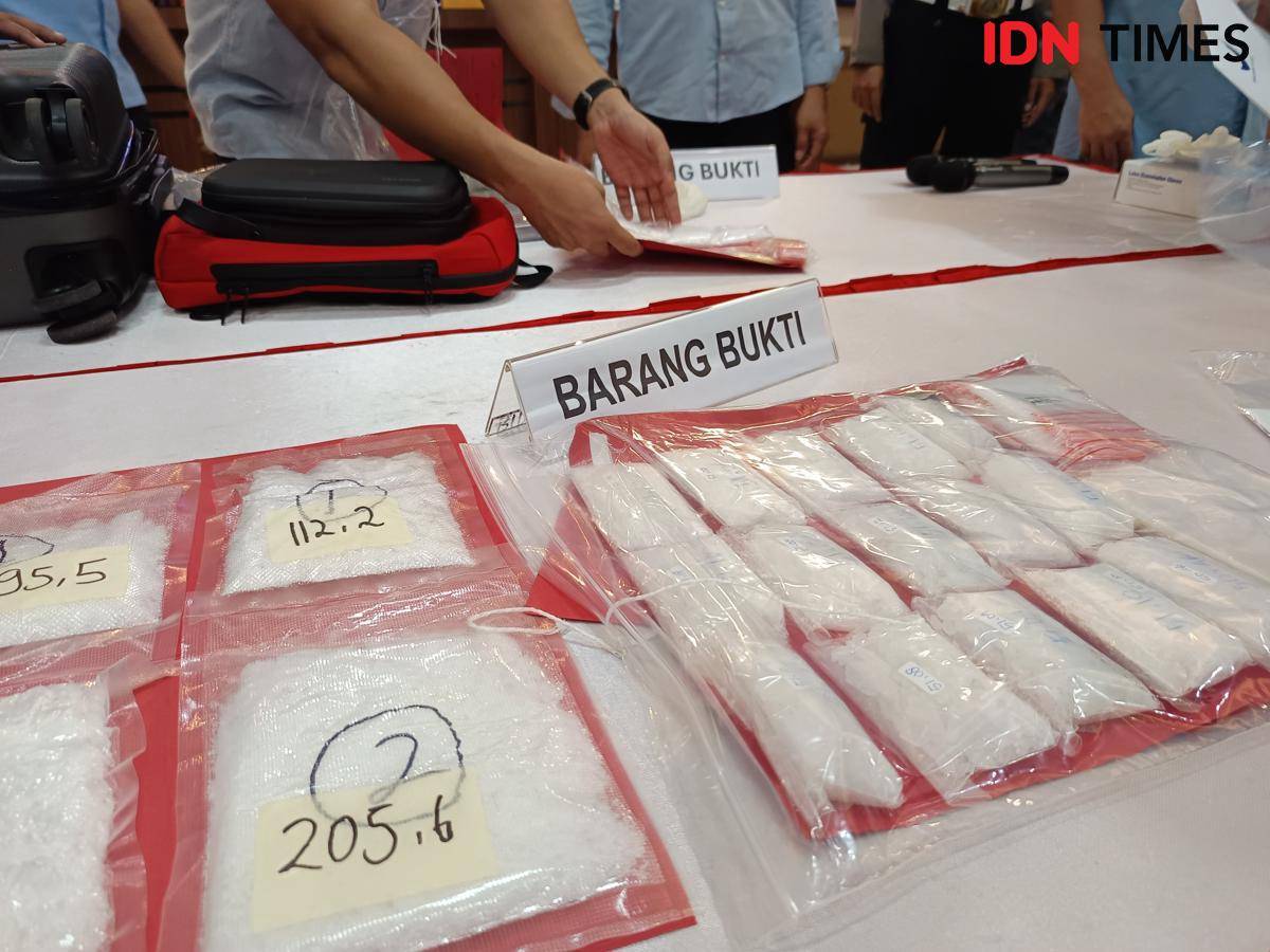 Barang bukti sabu dan ekstasi yang disita polisi dari operasi di Samarinda.