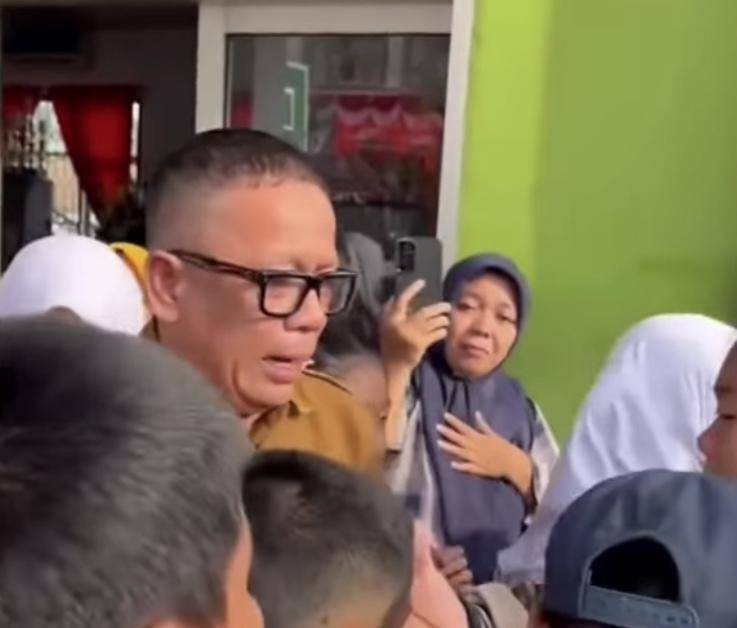 Kepsek SMPN 1 Prabumulih usai dicopot oleh Disdik Prabumulih viral di medsos (Instagram @lets.talkandenjoy)