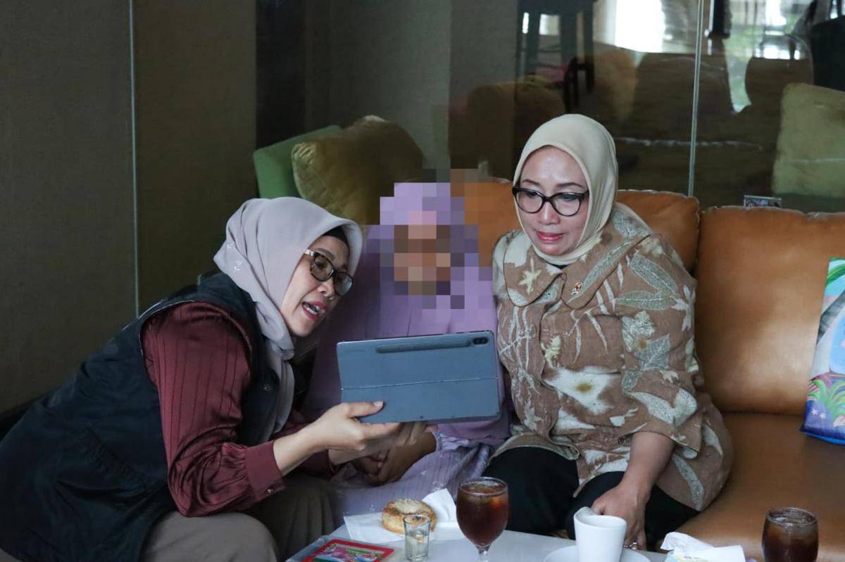 Menteri PPPA Arifah Fauzi menyambangi kembaran AMK anak korban kekerasan dan penelantaran di Kebayoran Lama yakni S di Jawa Timur (Dok. KemenPPPA)
