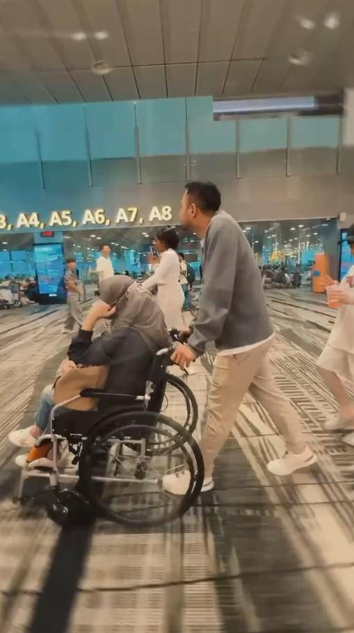 Potret kepulangan Amy Qanita sehabis dirawat di Rumah Sakit di Singapura
