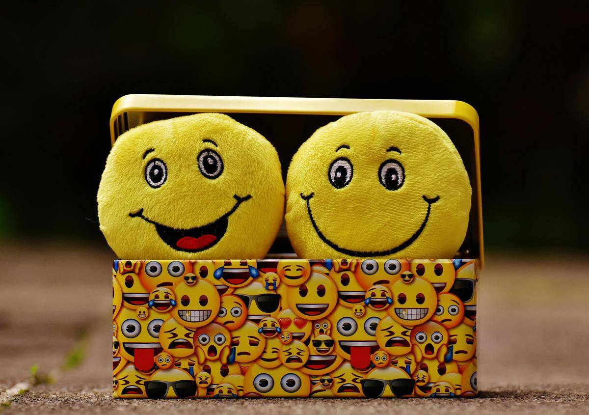 Perbedaan Emoji dan Emoticon
