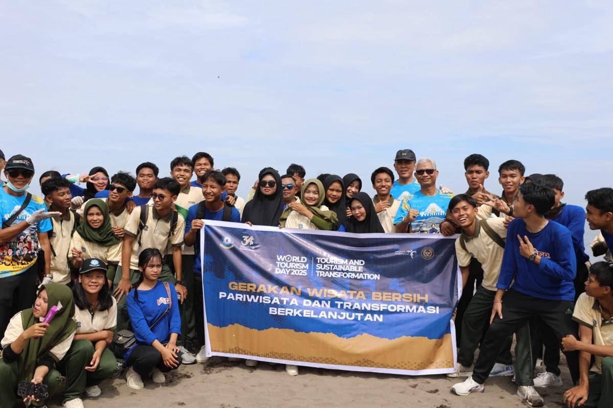 Poltekpar Makassar menggelar “Gerakan Wisata Bersih” menyambut World Tourism Day dan Dies Natalis.(Dok. Istimewa)