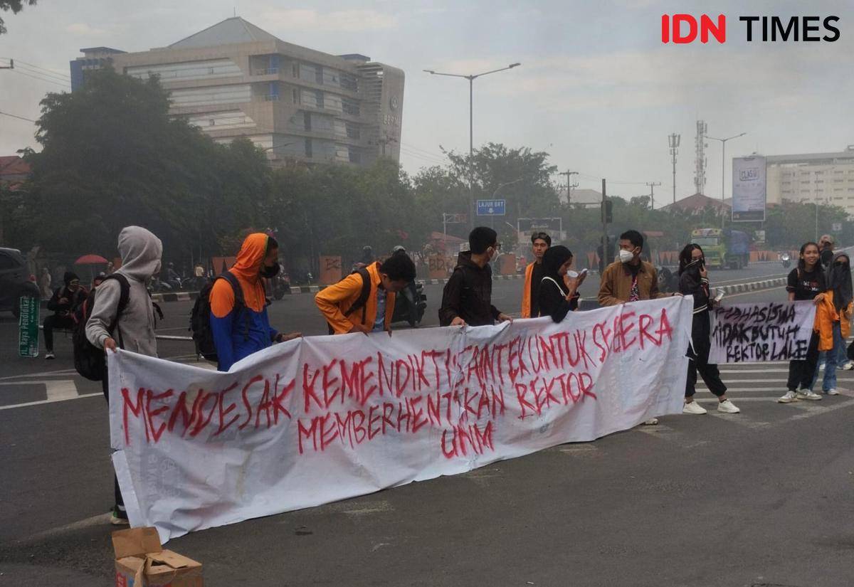 Puluhan mahasiswa Universitas Negeri Makassar (UNM) menggelar aksi unjuk rasa di depan kampusnya di Jalan AP Pettarani, Kecamatan Rappocini, Senin (15/9/2025). IDN Times/Darsil Yahya