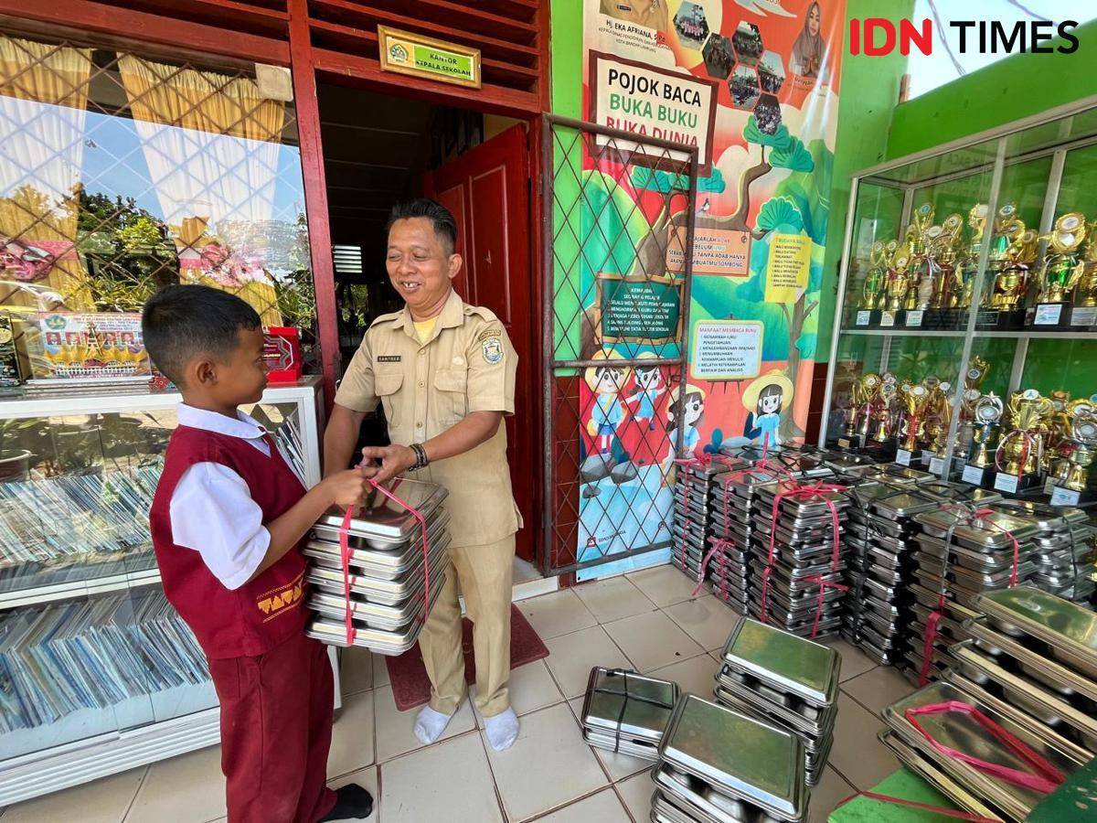 Penyaluran program MBG di SDN 3 Rajabasa, Bandar Lampung. (IDN Times/Tama Yudha Wiguna). 