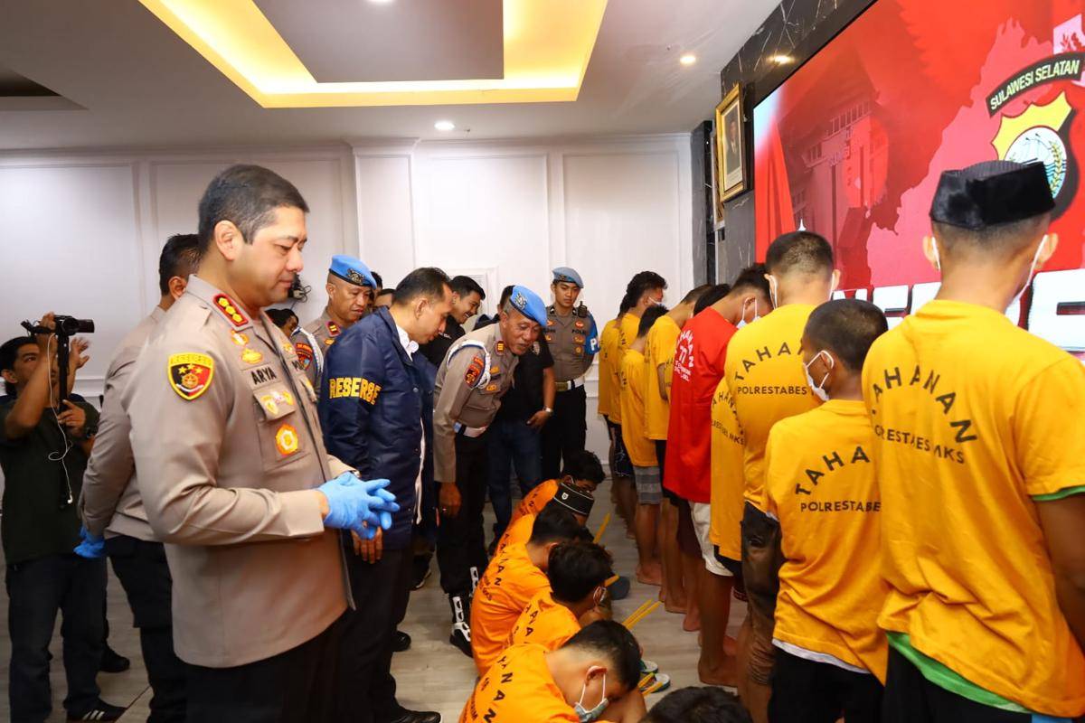 Kapolrestabes Makassar Kombes Arya Perdana saat menghadirkan para pelaku unjuk rasa rusuh, dalam konferensi pers di Kantor Polrestabes Makassar, Selasa (16/9/2025). (Dok. Polrestabes Makassar)