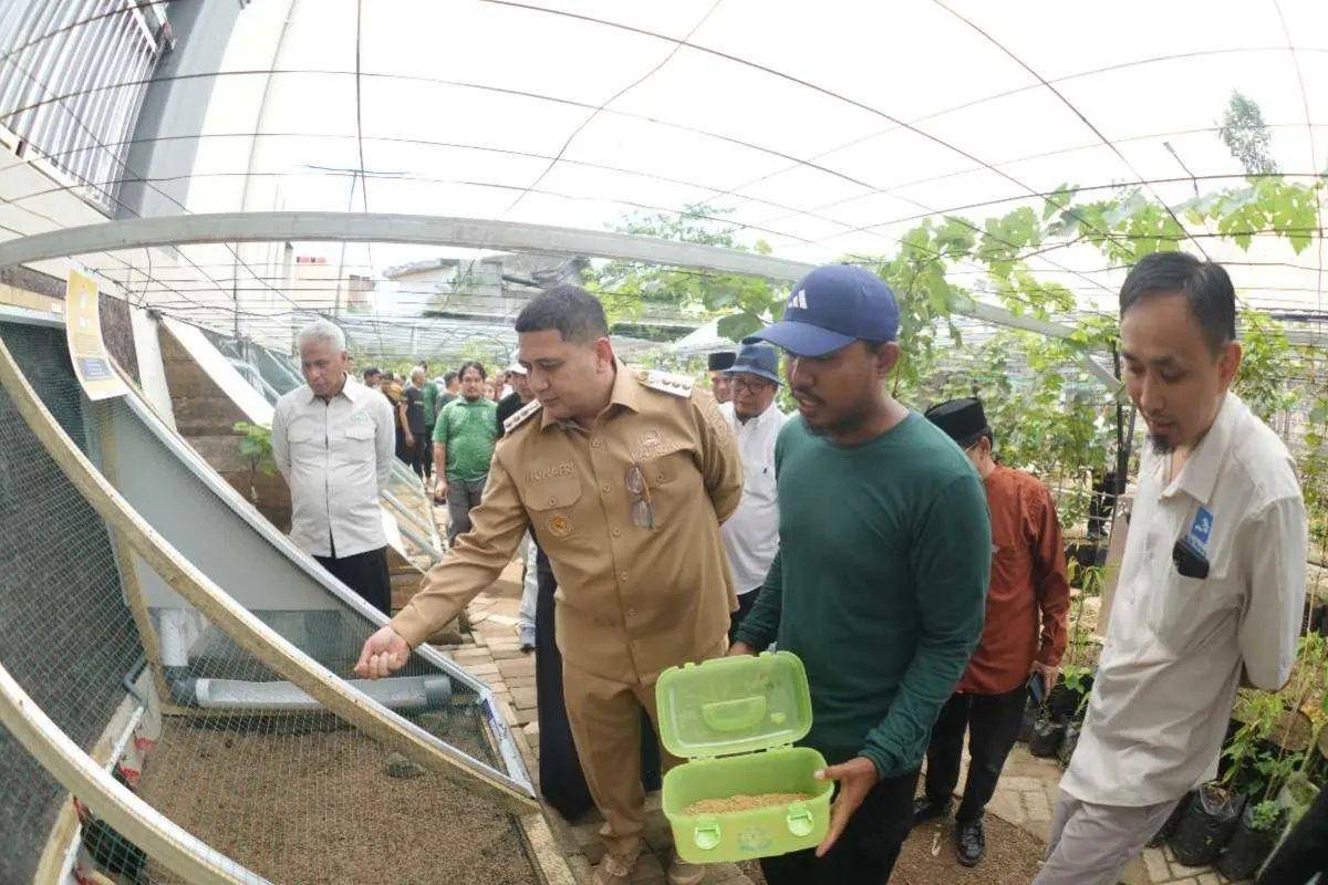 Wali Kota Makassar Munafri Arifuddin (kedua dari kiri) menghadiri peluncuran Gerakan Urban Farming Bukit Baruga. (Dok. Humas Pemkot Makassar)