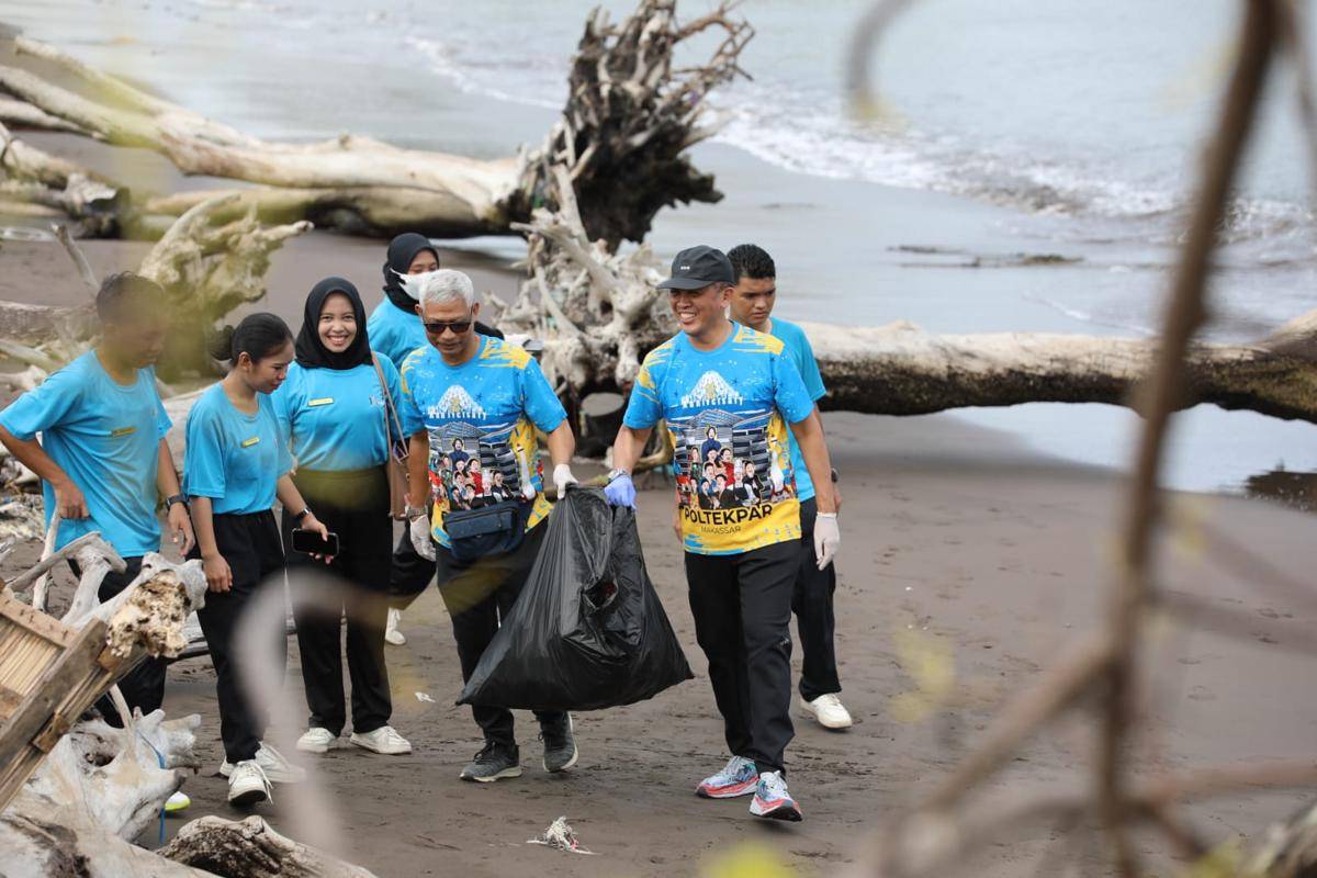 Poltekpar Makassar menggelar “Gerakan Wisata Bersih” menyambut World Tourism Day dan Dies Natalis.(Dok. Istimewa)