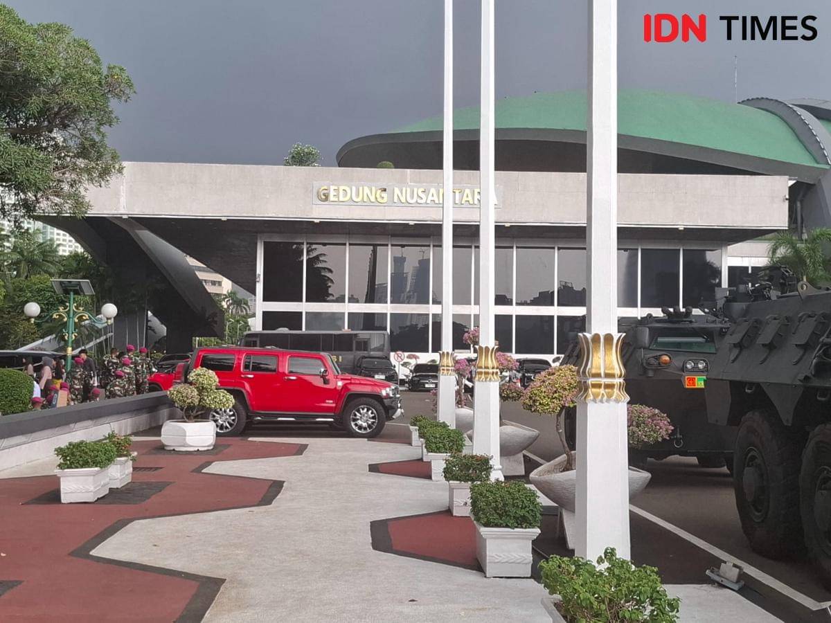 TNI menjaga ketat Gedung DPR RI. (IDN Times/Amir Faisol)
