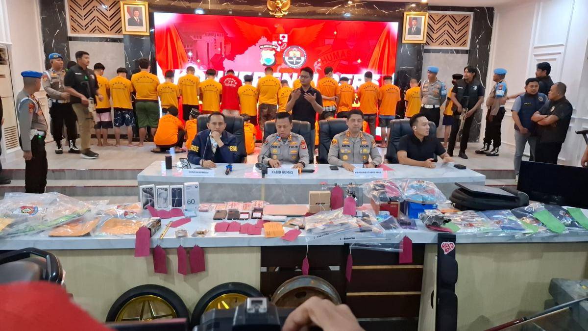 Konferensi pers penangkapan pelaku kerusuhan di Makassar pada 29 Agustus 2025, di Kantor Polrestabes Makassar, Selasa (16/9/2025). IDN Times/Darsil Yahya)