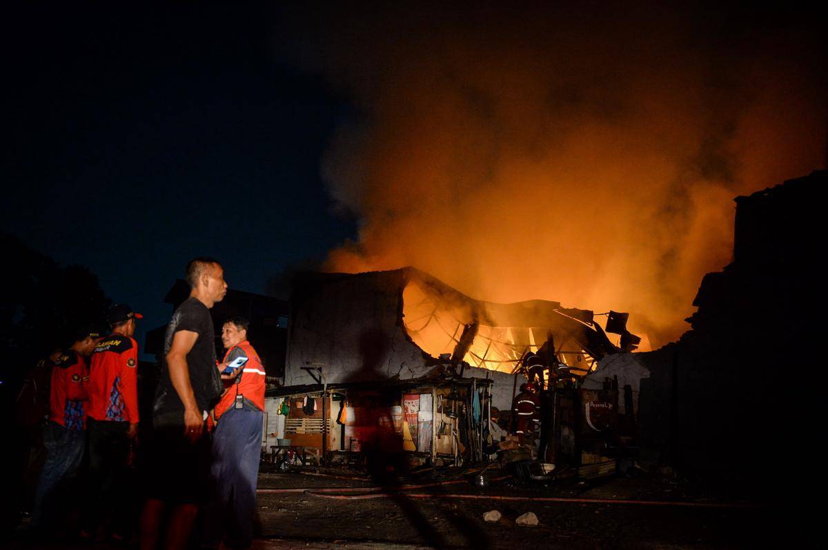 Kebakaran pabrik di Tangerang Selatan (ANTARA FOTO/Putra M. Akbar)