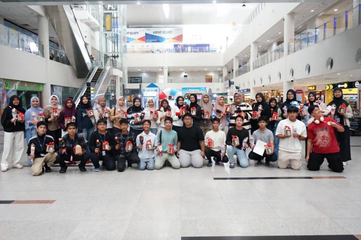 Para siswa SMA YPSA tiba di Bandar Kualanamu usai mengikuti Indonesia Investor Day 2025 (dok.YPSA) 