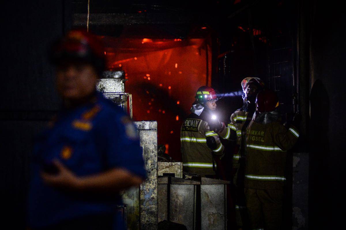 Kebakaran pabrik di Tangerang Selatan (ANTARA FOTO/Putra M. Akbar)